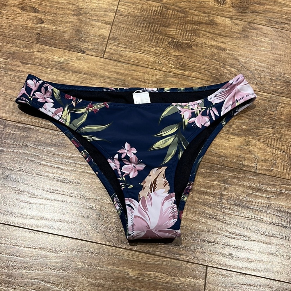 Cupshe new without tags floral on navy bikini bottoms